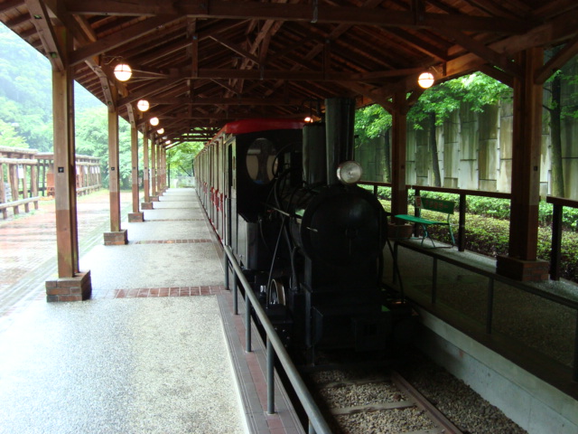 銅山跡を走るトロッコ列車