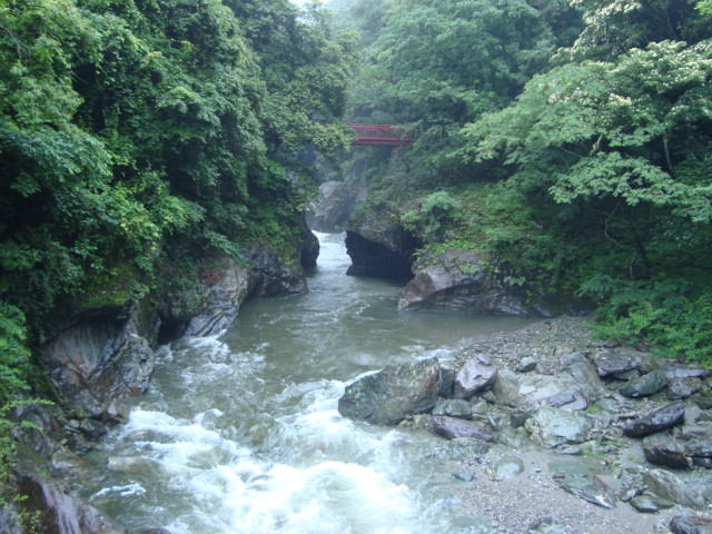 銅山の下に流れる川